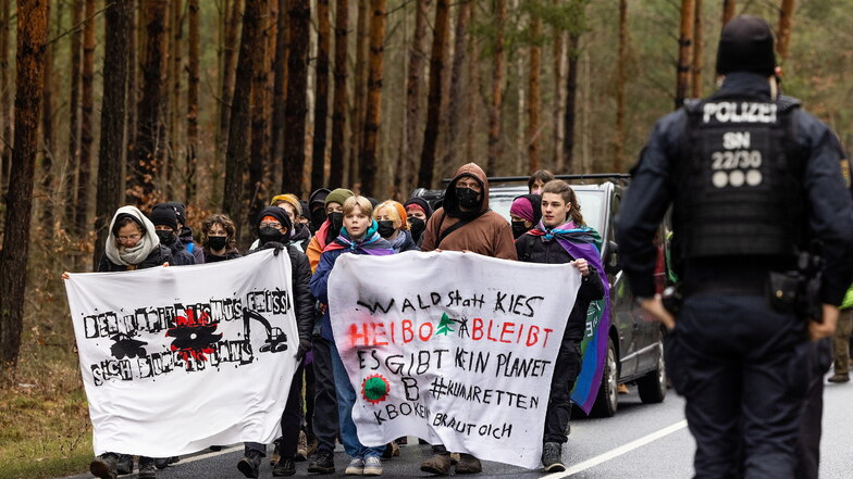 Etwa 230 Frauen und Männer demonstrierten am Sonntag in Ottendorf-Okrilla für den Erhalt des Heidebogens in der Laußnitzer Heide.