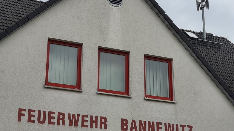 So wie hier auf dem Gebäude der Feuerwehr Bannewitz sollen in der Gemeinde weitere Sirenen dazukommen.