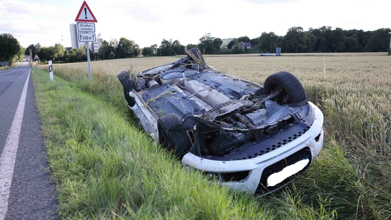 Der Audi A3 landete nach dem Unfall kopfüber im Feld.