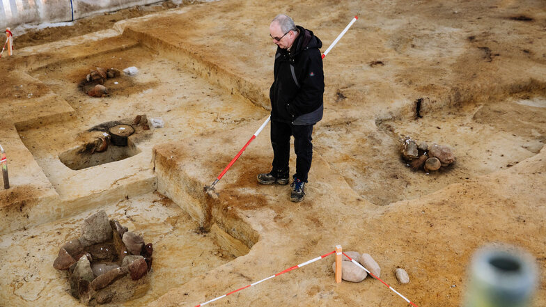 Wolfgang Ender, Referatsleiter für Nordwestsachsen beim Landesamt für Archäologie Sachsen, zeigt eine bronzezeitliche Grabstelle im Tagebau Nochten. 