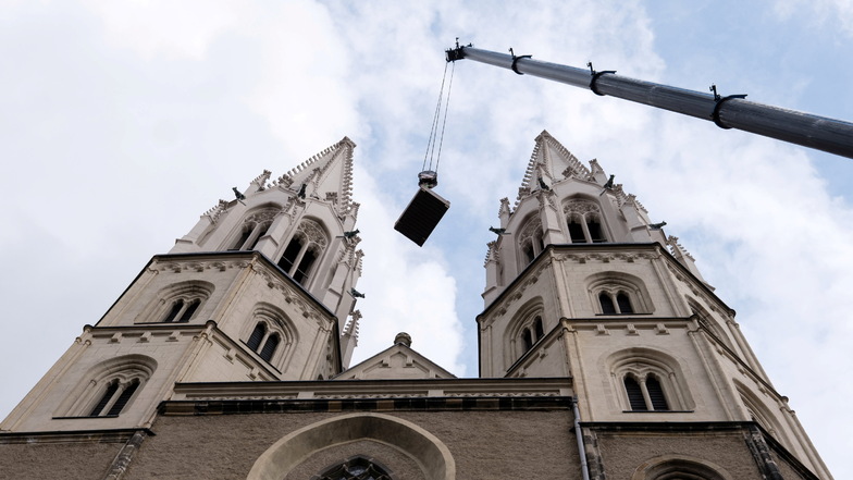 Riesenkran beliefert die Görlitzer Peterskirche