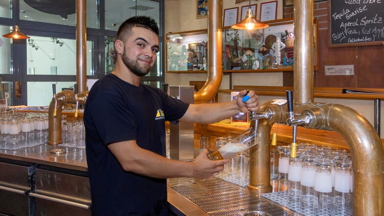 Nach zwei Jahren ist Pablo im Hammerbräu in Riesa bereits Teil des eingespielten Teams. Hinter der Theke kennt er sich bestens aus.