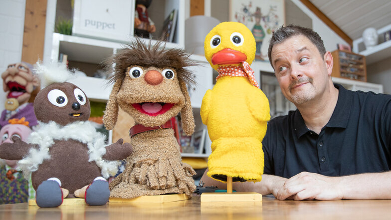 Puppenbauer Norman Schneider hat die drei Figuren in seinem Atelier wiederbelebt. 