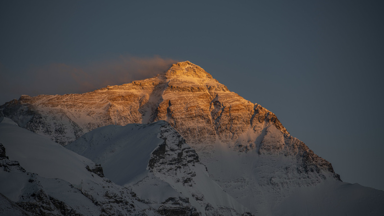 Der Mount Everest im Himalaya ist mit 8.848 Metern der höchste Berg der Welt – und inzwischen mit fast 10.000 Besteigungen zu einer Art Massentourismus verkommen.
