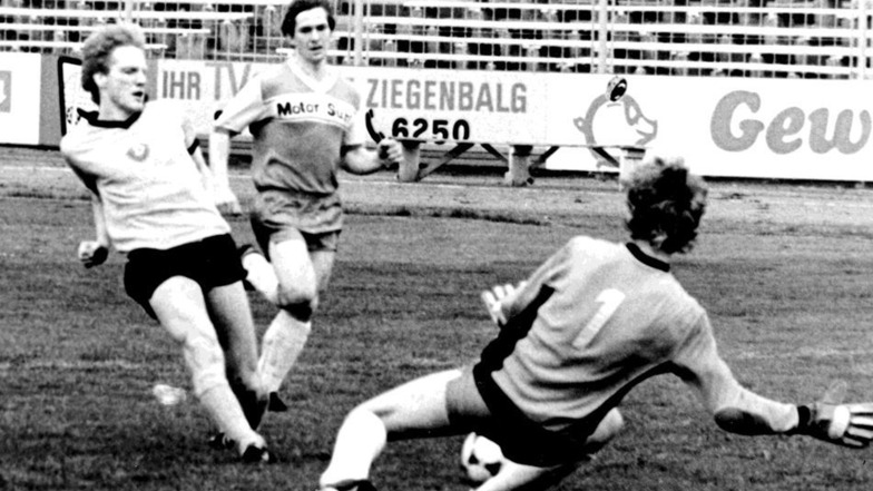 Matthias Sammer (l.) im Spiel gegen Motor Suhl – allerdings ist das nicht die Oberliga-Partie im Mai 1985, die Dynamo mit 8:3 gewann. Suhl war auch Gegner der zweiten Mannschaft in der DDR-Liga, zu Pokal- und Testspielen.