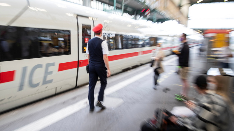 Die Gewerkschaft Deutscher Lokomotivführer (GDL) legt mit einem Streik bei der Deutschen Bahn seit den frühen Morgenstunden den Großteil des Zugverkehrs in Deutschland lahm.