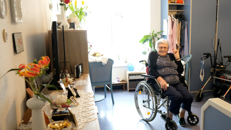 Käte Juttner in ihrem Zimmer im Senioren-Park carpe diem in Meißen. Besuch ist dieser Tage selten. Das Heim hat seine Türen geschlossen, dadurch sollen die Bewohner vor einer Coronainfektion geschützt werden.