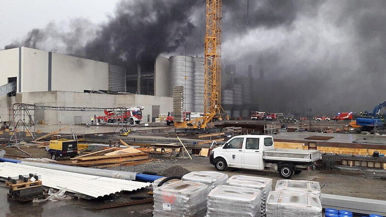 Dichte Rauchschwaden über der Papierfabrik Schwarze Pumpe. Glücklicherweise konnte der Brand rasch eingedämmt werden, ehe größerer Schaden entstand.
