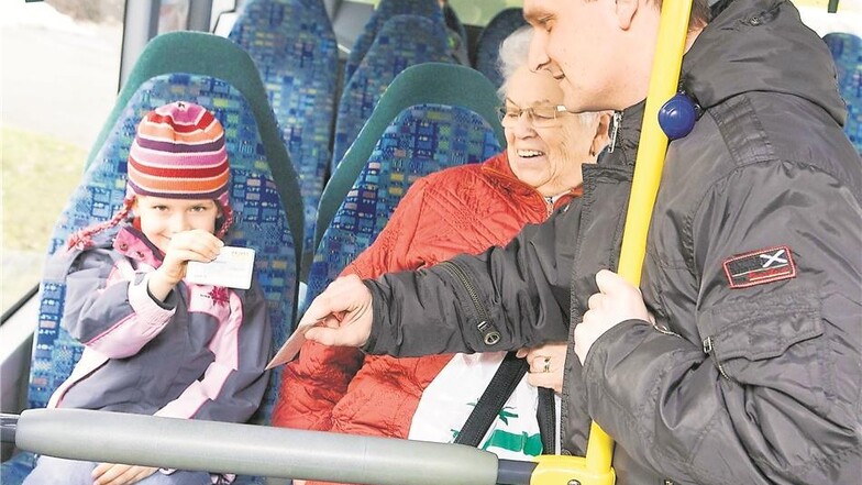 In der Riesaer Buslinie B kontrolliert Kai eine Frau mit ihrer Enkelin.