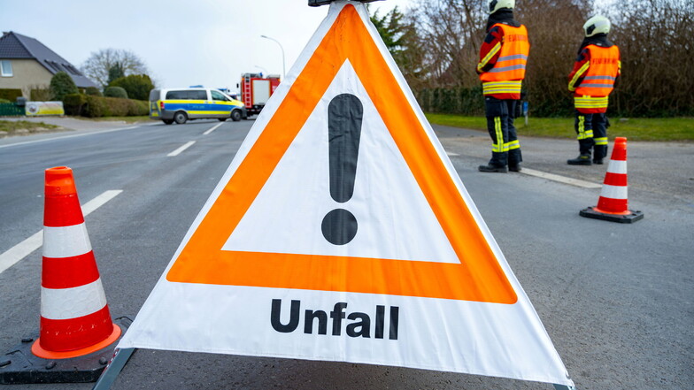 Bei einem Unfall im Landkreis Zwickau wurde eine Frau schwer verletzt.