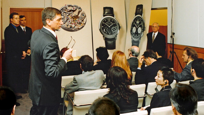 Günter Blümlein und Walter Lange präsentieren das Modell Datograph auf der Uhrenmessen Baselworld 1999.