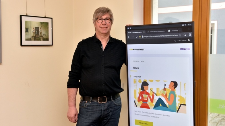 Frank Graumüller ist einer der beiden City-Manager in der Altstadt. Auf dem Bildschirm ist die Internetseite des Citymanagements zu sehen.