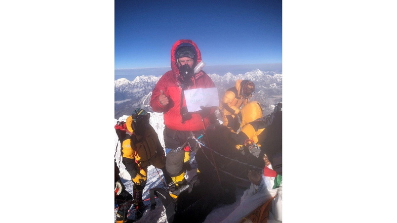 Erik Ziegler auf dem höchsten Gipfel der Welt.