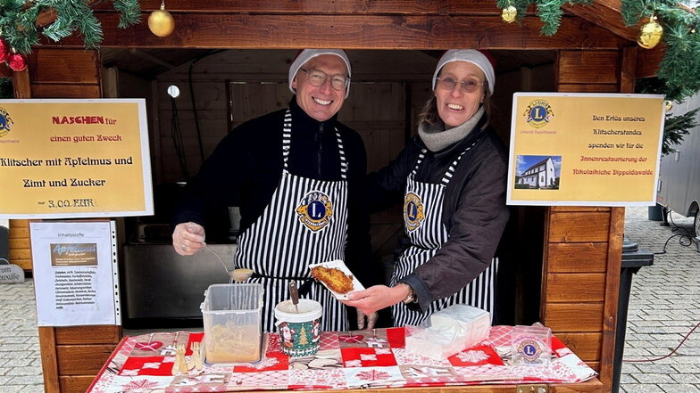 Lions-Präsidentin Anja Timmann mit Frank König beim Verkauf der „Klitscher“ auf dem Dippser Weihnachtsmarkt.