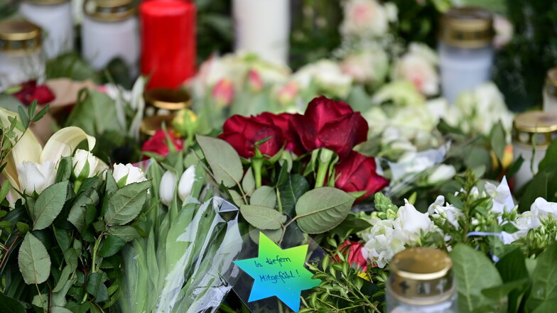 Blumen, Kerzen und ein Zettel mit der Aufschrift "In tiefem Mitgefühl!" liegen vor dem Eingang zur Einrichtung des diakonischen Anbieters Oberlinhaus in Potsdam.