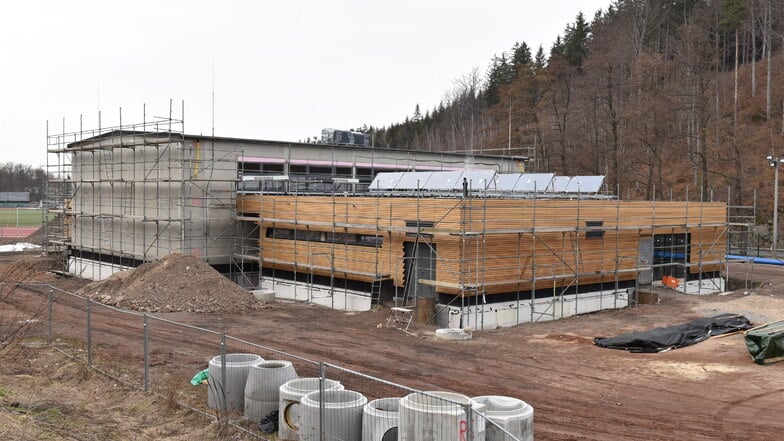 Die Bauarbeiten an der neuen Turnhalle in Schmiedeberg gehen gut voran. Die Außenfassade nimmt bereits Gestalt an.