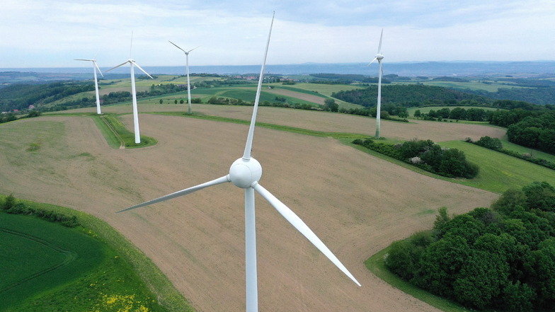 Noch stehen fünf Windkraftanlagen zwischen Cunnersdorf, Schlottwitz und Hausdorf. Ein Dresdner Unternehmen möchte dort neue Anlagen bauen.
