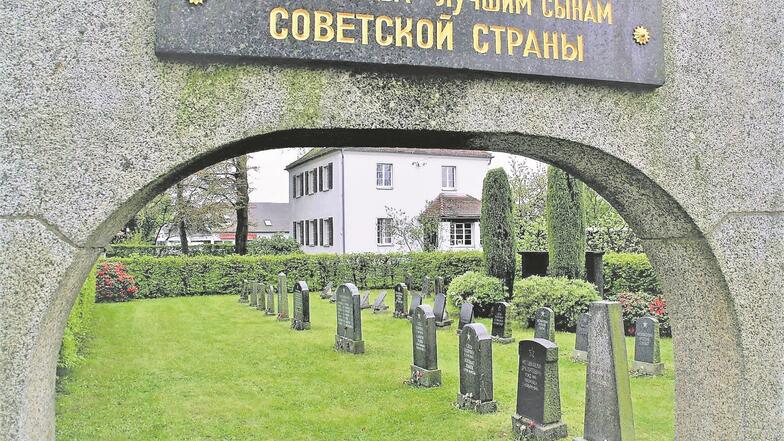 Das Portal des Ehrenfriedhofes in Kottmarsdorf. Die Tafel mit der Inschrift „Ewige Ehre den besten Söhnen des Sowjetlandes“ ist aus poliertem Lausitzer Granit. Auch für die Grabsteine wurde überwiegend heimischer Granit verwendet.