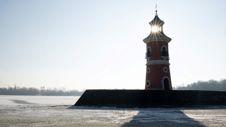 Schön, aber bitterkalt: Die Sonne scheint hinter dem Binnenleuchtturm am Ufer des Großteich in Moritzburg.