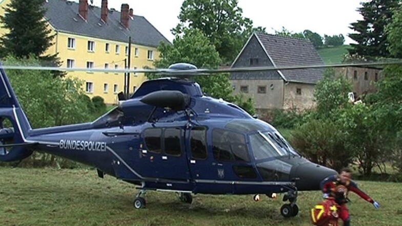 Mit einem Hubschrauber der Bundespolizei wurden zwei DRK-Wasserretter eingeflogen. Zahlreiche Feuerwehren und das THW waren im Einsatz.