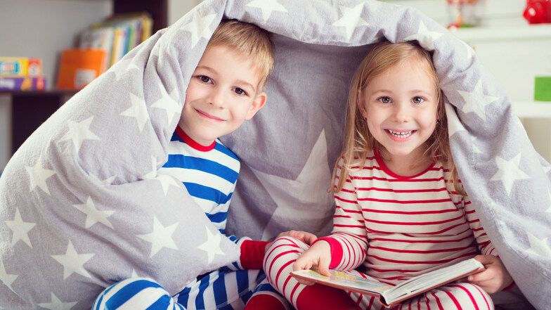 So haben die meisten Eltern ihre Kinder am liebsten: Friedvoll unter einer Decke. Wer von beiden ist nun klüger, wer kreativer?