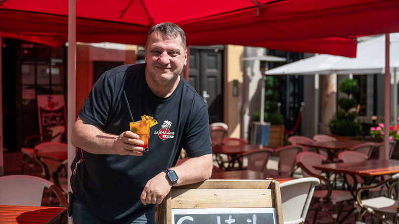 Mike Fey, Betreiber der "La Habana Bar" mit einem alkoholfreien Caipi Tropic  vor der La Habana Bar am Untermarkt