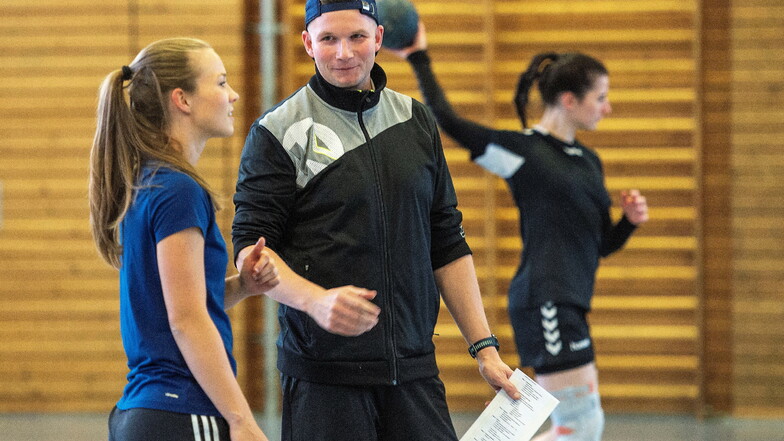 Bereit für die neue
Saison. Handballtrainer Eric Kramer und seine
Frauenmannschaft
1. Damen trainieren zweimal wöchentlich in der
Nassauhalle Weinböhla.