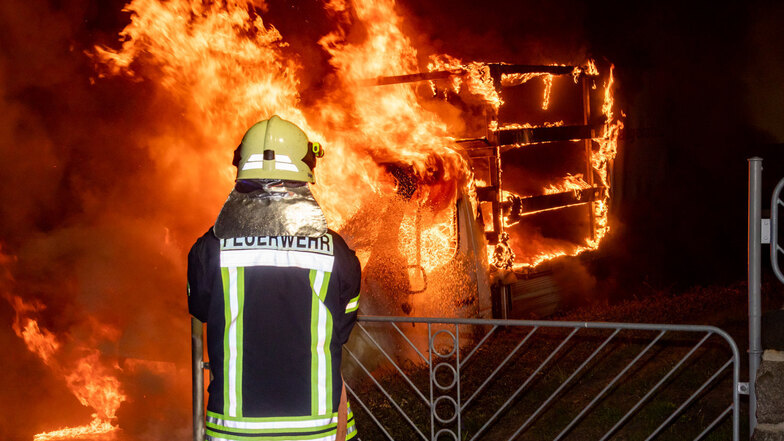 Im Bischofswerdaer Ortsteil Pickau brannte in der Nacht zu Donnerstag ein Kleintransporter.