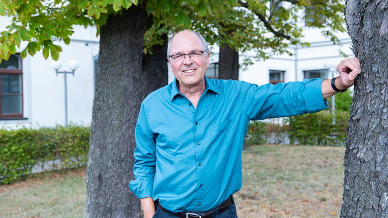 Der Beigeordnete Andreas Herr (64) vor der Meißner Landratsamts-Außenstelle im Großenhainer Husarenviertel. Am Jahresende geht er in Rente.