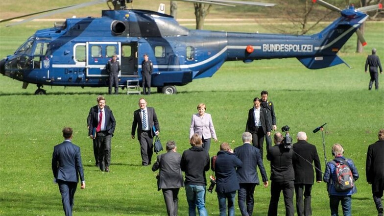 Bundeskanzlerin Angela Merkel wurde nach ihrer Landung mit dem Hubschrauber von Sachsens Miniasterpräsidenten Stanislaw Tillich empfangen.