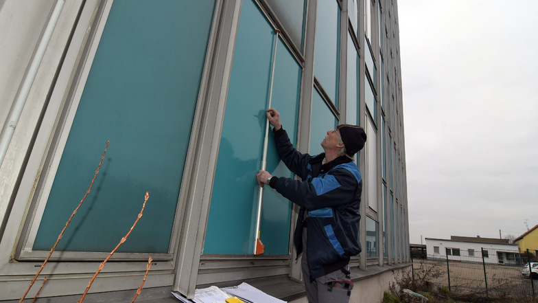 Fensterbauer Joachim Belka hat nach Schüssen auf die Fassade des Bürogebäudes in Masten neue Scheiben eingesetzt.
