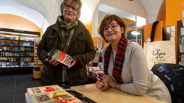 Thea Lehmann (rechts) signiert ihr neues Buch in der Buchhandlung am Markt in Sebnitz für Birgit Miersch.