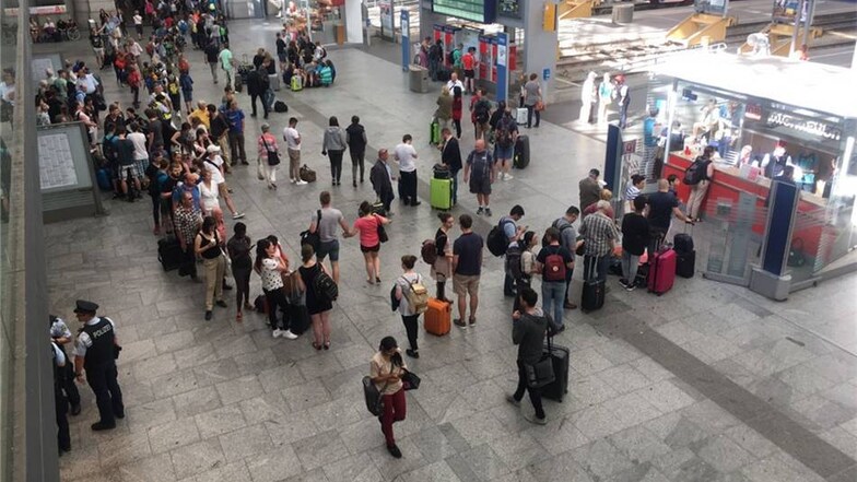 Gleiches Bild am Dresdner Hauptbahnhof: Überall wartende Menschen, die an Infoständen anstehen.