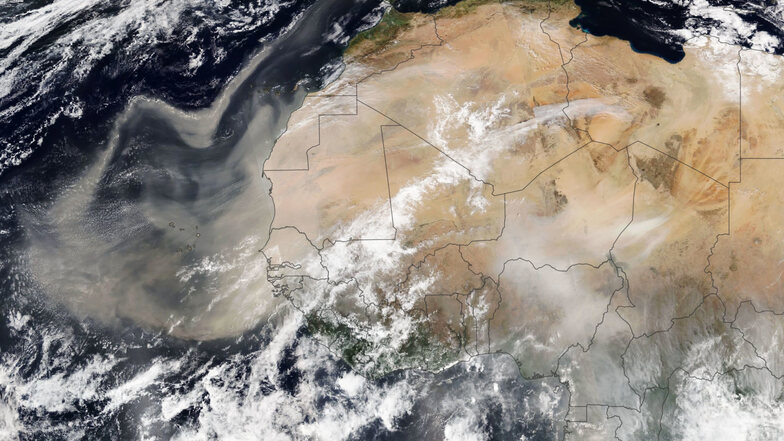 Vor fünf Tagen machte sich diese Staubwolke von der Sahara auf den Weg nach Europa, im Satellitenbild westlich von Afrika zu sehen. Seit Montag ist der saharastaub bei uns und dimmt das Licht.
