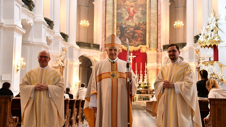Der Dresdner Bischof Heinrich Timmerevers hat Michael H. Kreher (r.) und Vincent Piechaczek (l.) am 30. Mai in der Dresdner Kathedrale zu Priestern geweiht.