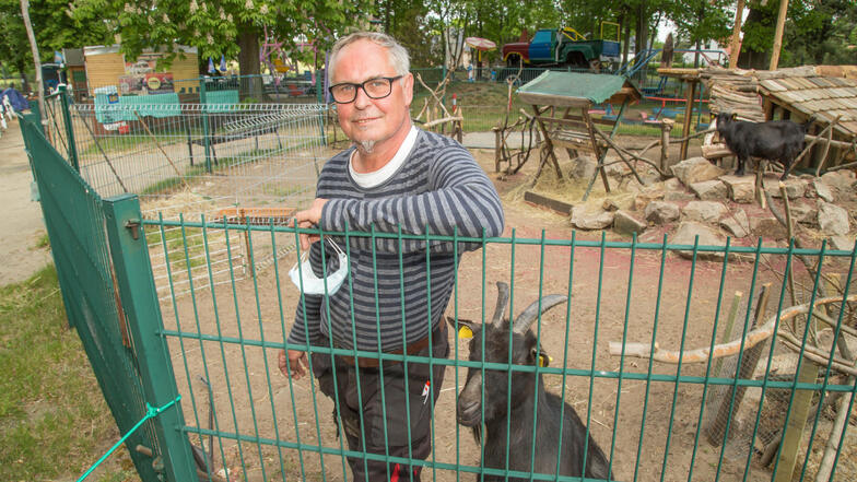 Peter Kuhnt leitet seit 2002 den Kinderspielpark in Kaltwasser. Zusammen mit Ziege Mathilde freut sich der Kaltwasseraner, dass die Besucher wieder in den Park und damit auch in das Ziegengehege kommen dürfen.