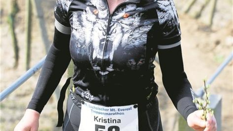So frisch noch nach 100 Runden. Alleingängerin Kristina Tille aus Attendorn kam am Sonntag nach 17:30:22 Stunden ins Ziel des Radebeuler Mount-Everest-Treppen-Marathons. In der Kategorie „Touristenweg“ gewann das Team des Lößnitzgymnasiums (mit 10:59:35 S