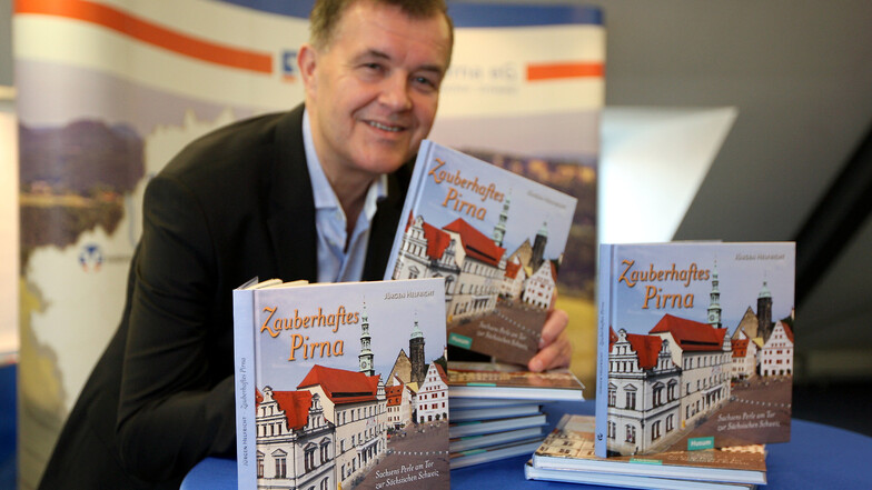 Jürgen Helfricht präsentiert seinen neuen Bildband "Das zauberhafte Pirna".  Das Buch hat 156 Seiten und kostet 17, 95 Euro. Erschienen ist es in der Verlagsgruppe Husum.
