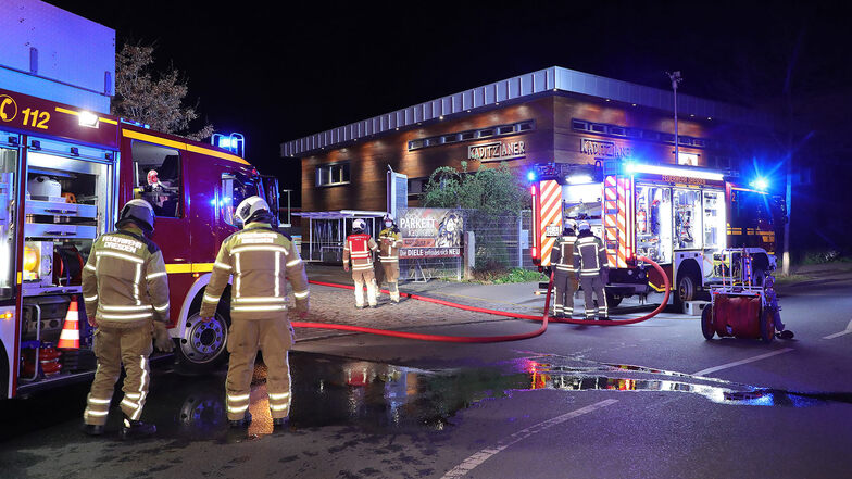 Als die Feuerwehr am Brandort eintraf, stand ein Container in hohen Flammen.