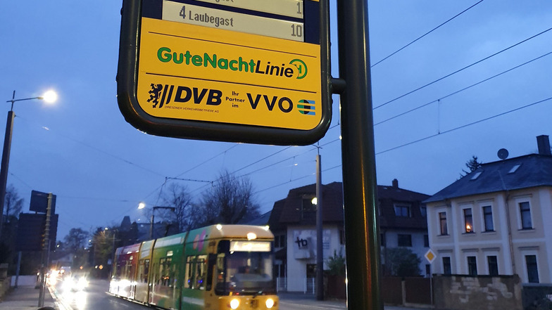 Start in der Morgendämmerung 7.27 Uhr an der Moritzburger Straße. Die Bahnlinie 4 Richtung Radebeul-Ost ist pünktlich.
