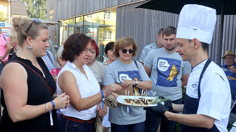 Gourmet-Koch André Meyer vom Bio-Berggasthof Beckenbergbaude Kottmar bei Eibau bereitete Fisch zu und servierte den Besuchern einige Kostproben. Dazu gehörten unter anderem Zitronen-Buntbarsch-Bällchen mit Limetten-Dip.