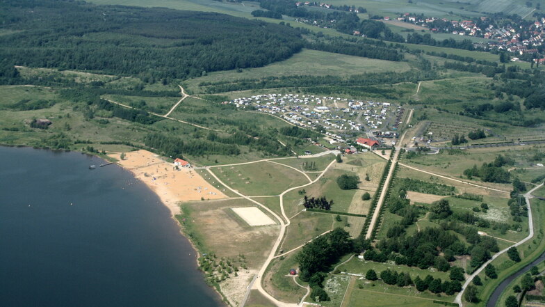 Blick aus luftiger Höhe auf den See-Campingplatz am Olbersdorfer See.