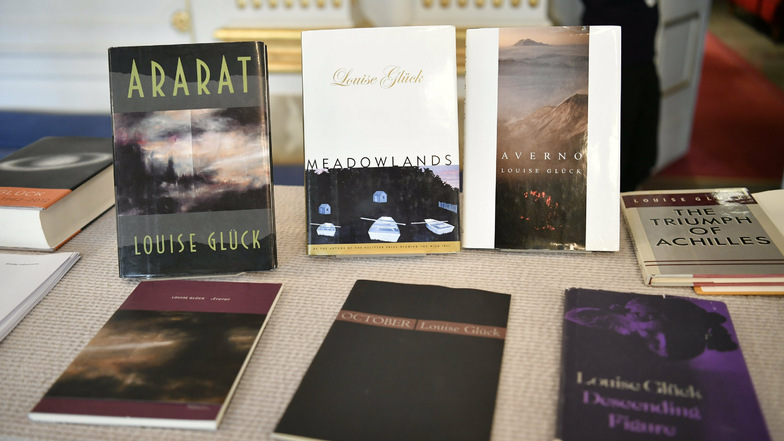 Bücher von Poetin Louise Glück werden während der Bekanntgabe des Literaturnobelpreises 2020 ausgestellt. Darunter die Titel "Ararat", "Meadowlands" und "Averno".
