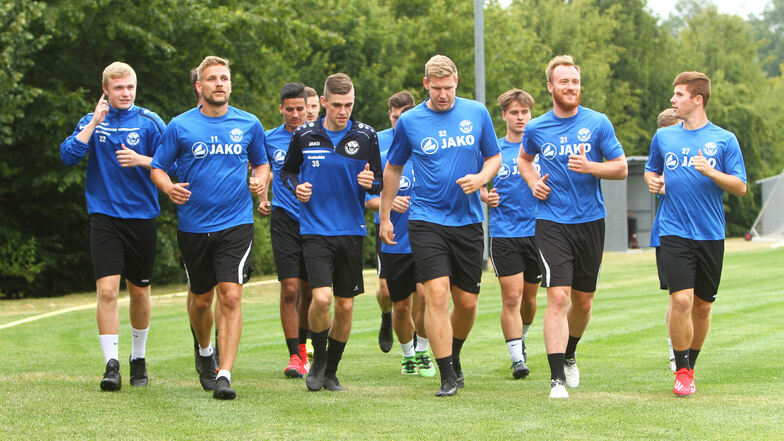 Zum ersten Training der Saison trafen sich am Montag die Spieler der 1.Mannschaft von Budissa Bautzen.