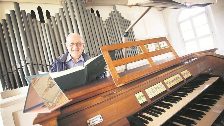 Peter Findeis und die Mitglieder vom Förderkreis Dorfkirche Arnsdorf setzen sich für die Sanierung der Eule-Orgel ein. Nur wer die Wehwehchen kennt, weiß, wie sie zu spielen ist. Das ist gar nicht so einfach, denn mitunter ist ein permanenter Heulton zu h