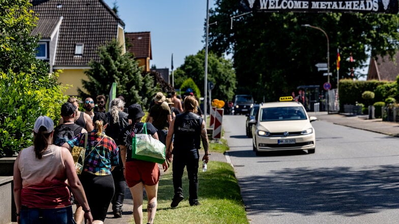 Festivalbesucher sind auf dem Weg zu den Einlässen des Wacken Open Air.