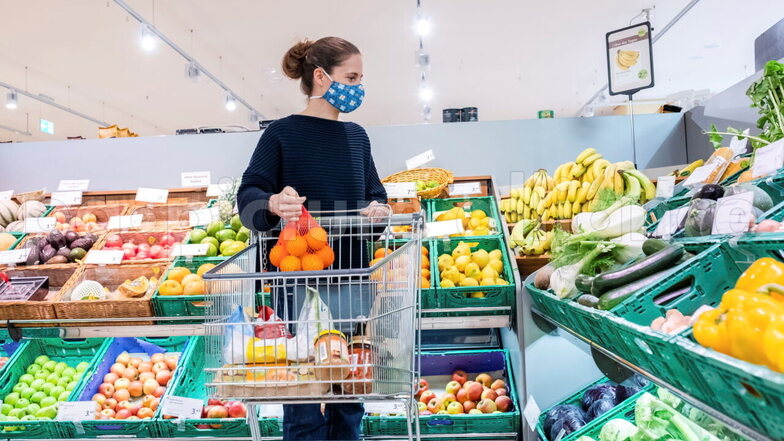 Eine Frau kauft in einem Denns-Biomarkt in Leipzig ein. Der Biohändler muss nun Pfeffer wegen Salmonellenverdachts zurückrufen.