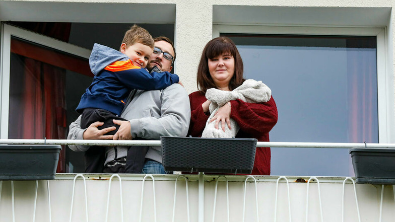 Cindy Rücker und Florian Güttler sitzen mit den Kindern Lionel (5) und Kilian (zwei Monate) seit fast drei Wochen in ihrer Neubauwohnung fest.