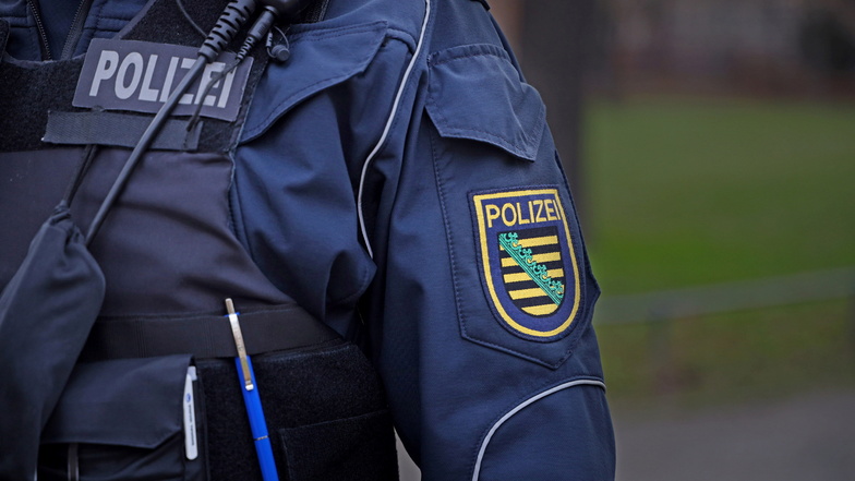Die Polizei ermittelt gegen zwei junge Männer, die in Neukirch/Lausitz einen Zigarettenautomaten gesprengt haben sollen.
