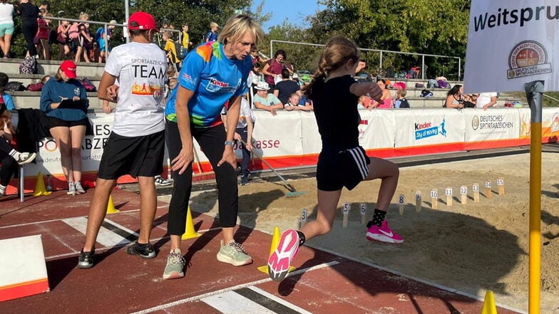 Expertinnen-Blick: Mit Weitsprung kennt sich kaum eine besser aus als Heike Drechsler. Klar, dass die Olympiasiegerin am Absprungbalken genau hinschaut.